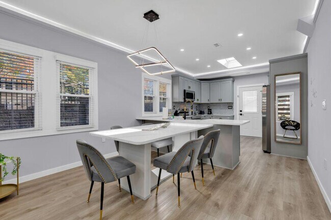 Building Photo - 830 Parkwood Ave