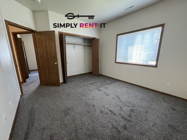 Building Photo - 3 Bedroom 2 Bathroom with Internet!