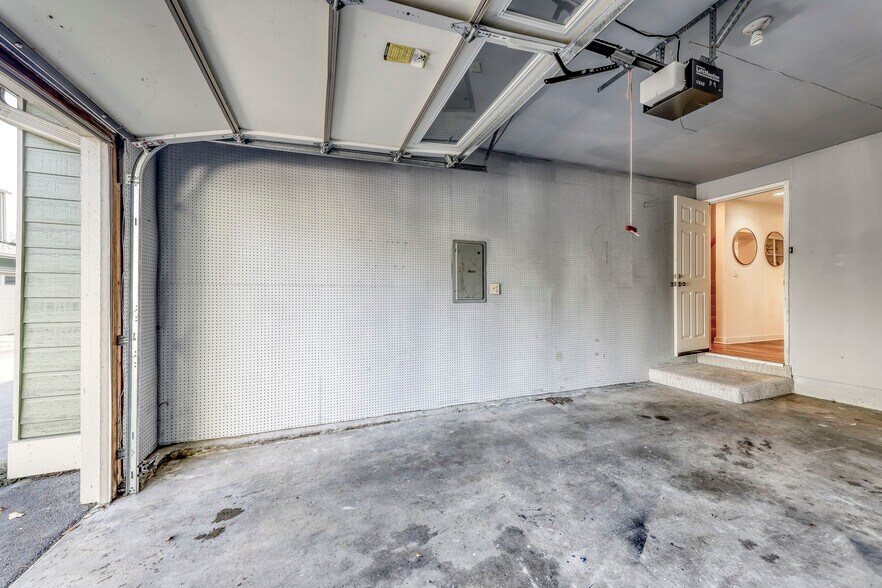 Building Photo - 217 Shepard Way NW