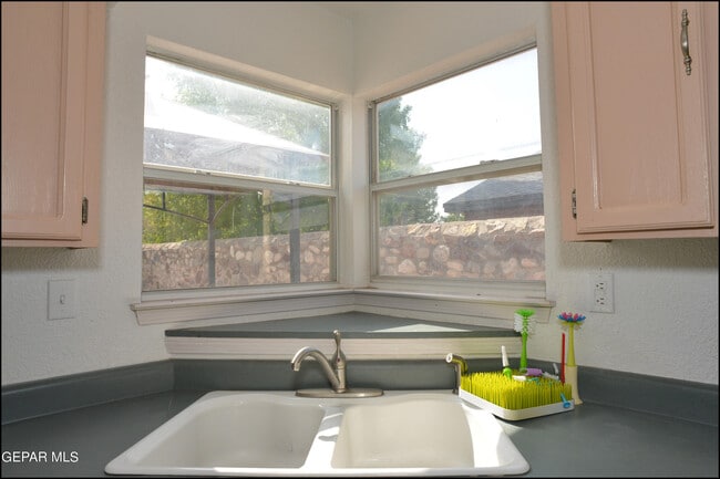 Building Photo - 7528 Luz De Lumbre Ave