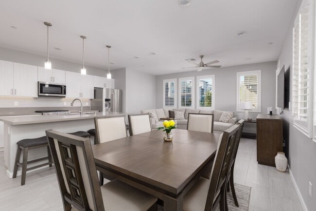Building Photo - Luxury Summerlin townhome in resort style gated community