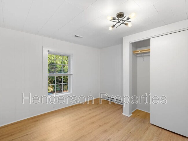 Building Photo - 532 E Iredell Ave