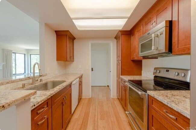 Building Photo - Stunning 2 Bed 2 Bath Condo in Novato, CA