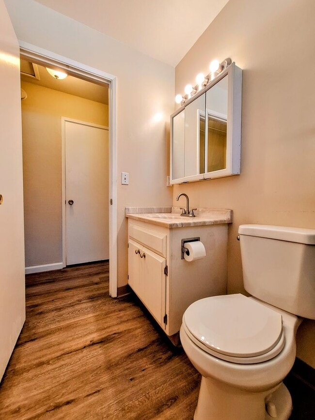 Building Photo - Charming 2bd Duplex With Private Yard & Garage