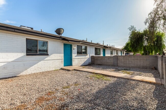 Building Photo - Two Bedroom with Yard & Washer/Dryer - 4 Weeks of Free Rent!