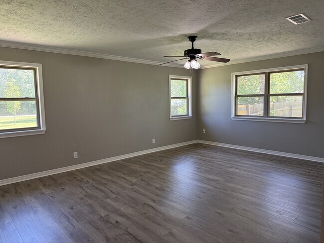 Building Photo - 165 Dogwood Ln