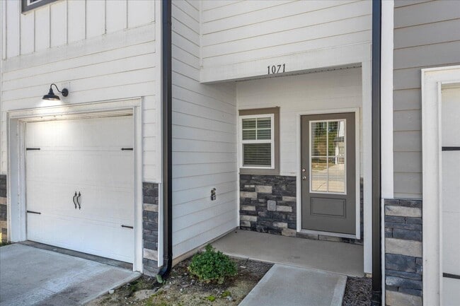 Building Photo - 1071 Linsmore Ave