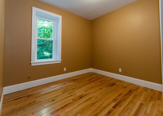 Building Photo - ROOM RENTAL in Bright, Modern 5Bed - Great...
