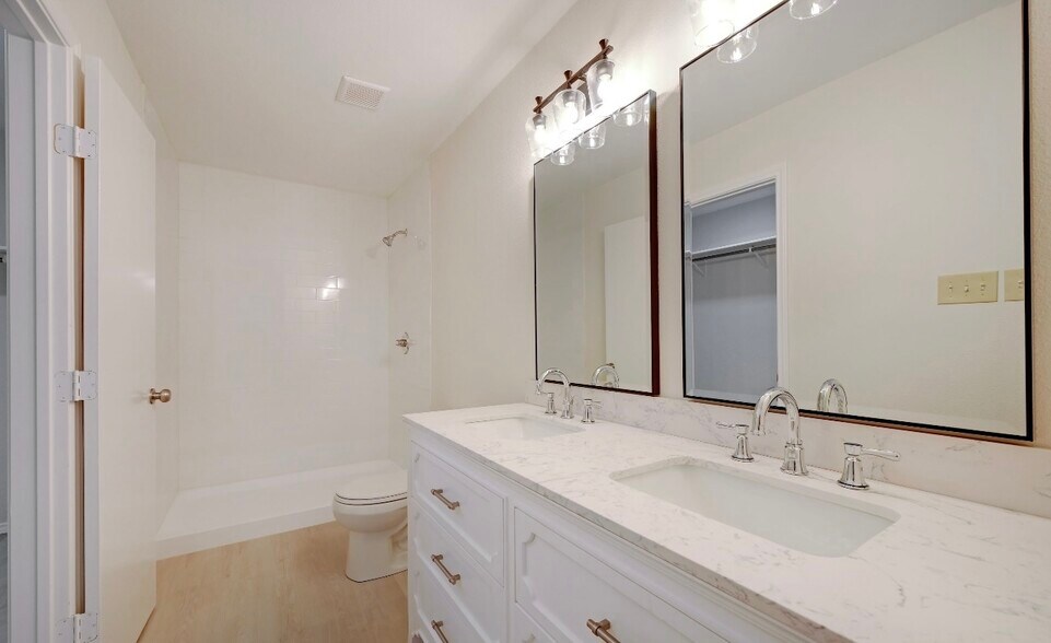 Building Photo - 2230 Juniper Hl