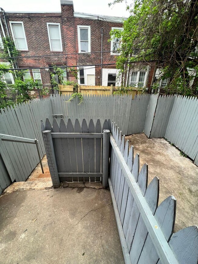 Building Photo - Remodeled Large 3bd/1 House with Rear yard!! Section 8 Welcome!!