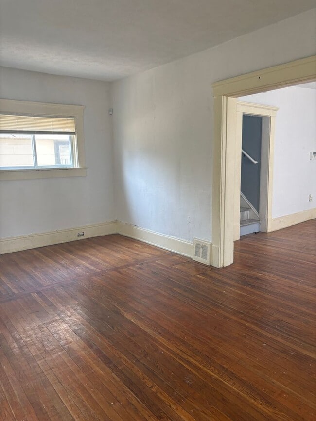 Building Photo - 3 Bedroom Single Family