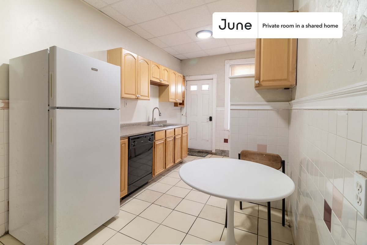 Building Photo - Private bedroom in 5 bed/2 bath Home
