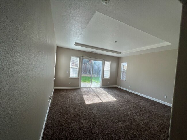 Building Photo - 4 bedroom home with 3 car garage in Patterson!