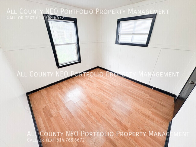 Building Photo - 857 S Waverly St