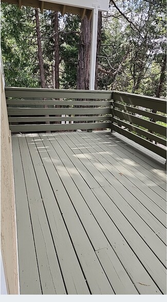 Huge balcony plus side yard - 22266 Crest Ln