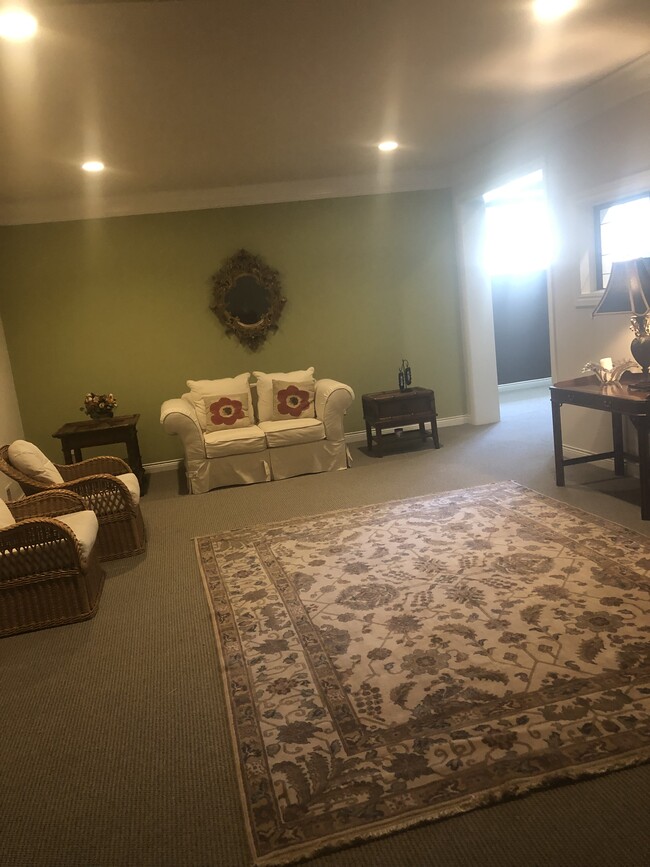 Building Photo - 6627 Crest Top Dr