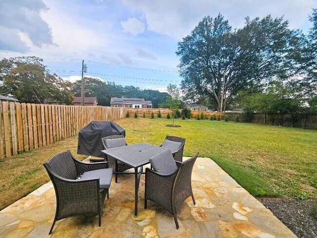 Building Photo - 3 Bedroom home minutes from Prisma Health and Downtown Greenville