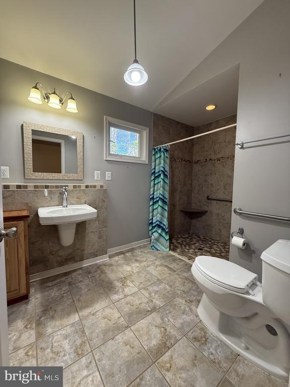 Building Photo - 130 Spring Wood Dr