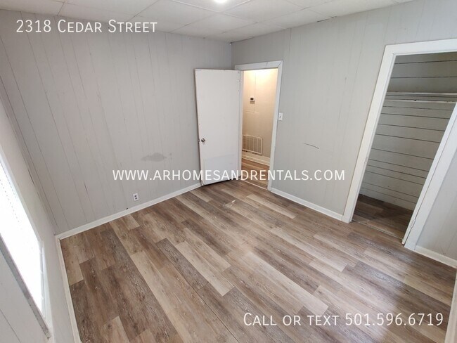 Building Photo - 2318 Cedar Street | $725 | 2 beds, 1 full ...