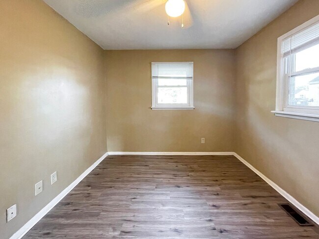 Building Photo - Dishwasher Included