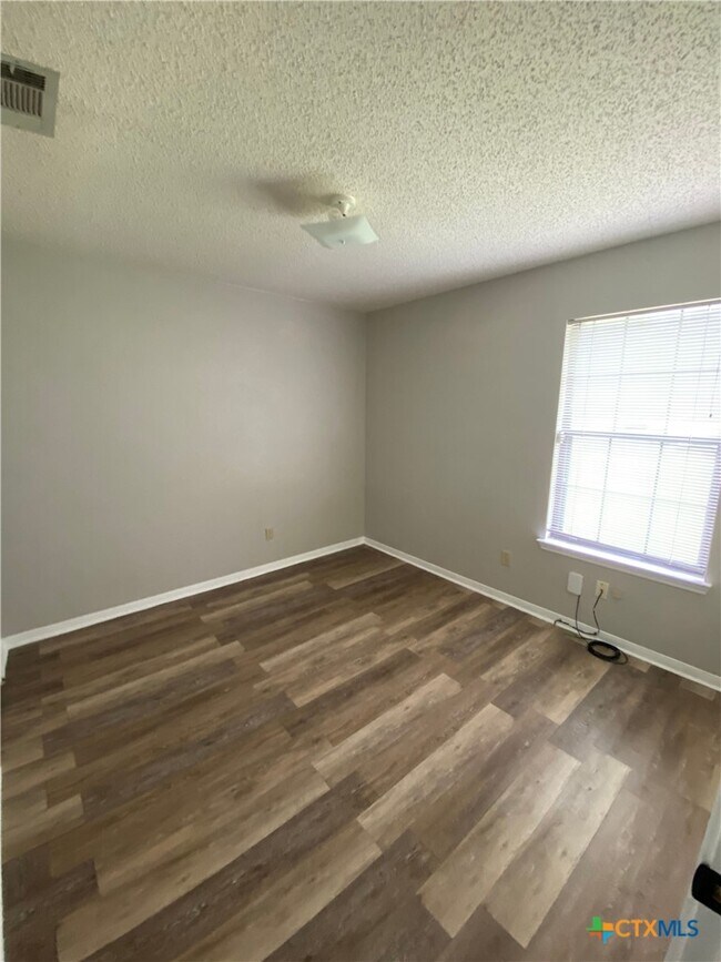 Building Photo - 414 Baumann Dr