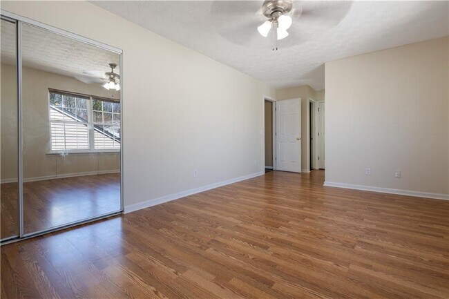 Building Photo - 317 W Oaks Trail