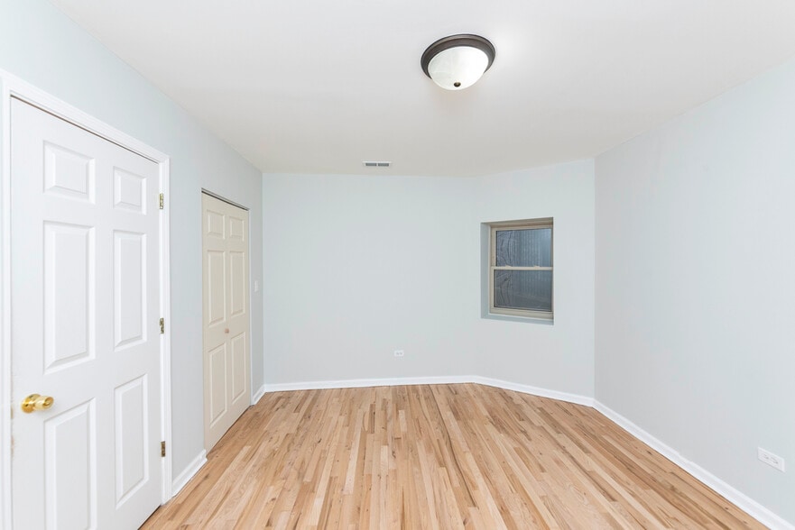 Building Photo - 6136 N Mozart St