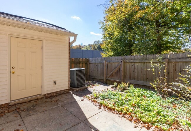 Building Photo - Stunning 3 bedroom, 2 1/2 bathroom End Tow...