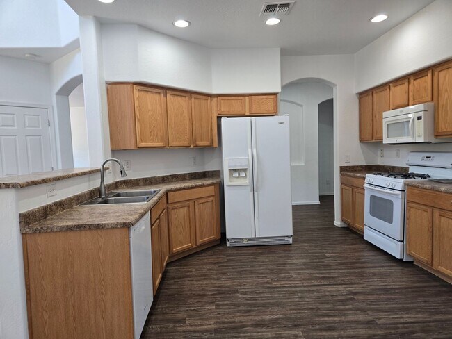 Building Photo - Spacious 4 bed, 3 full bath home in New Ri...