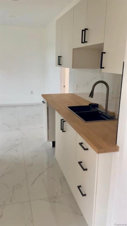 Building Photo - 11160 Charlemagne Ave