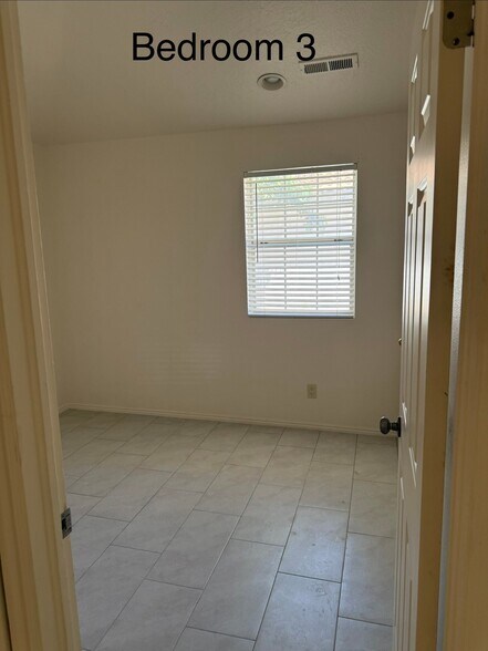 Building Photo - 2050 W Canyon View Dr