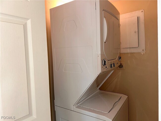 Building Photo - 12650 Kenwood Ln