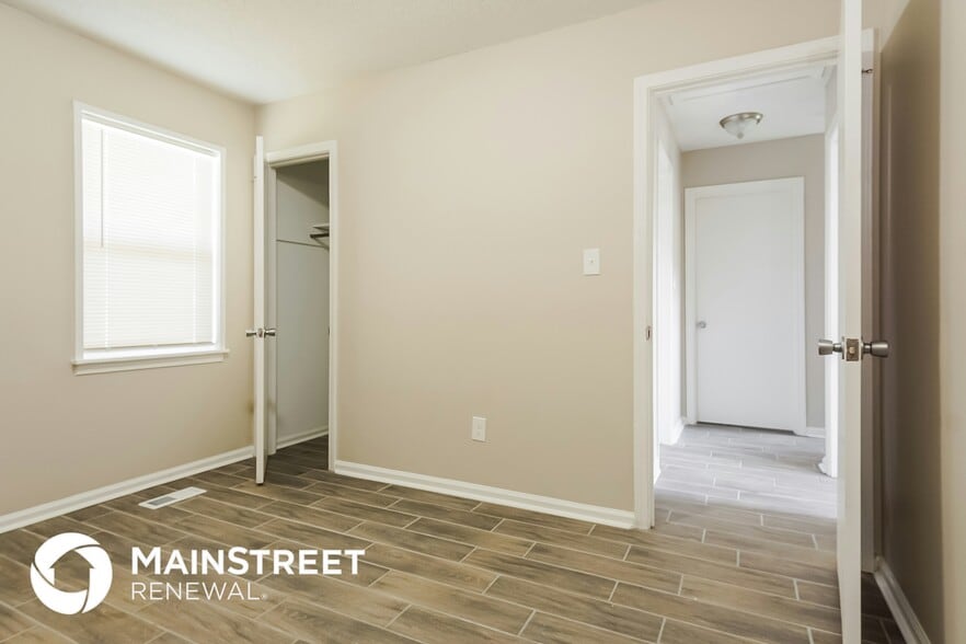 Building Photo - 1833 Huntington Dr