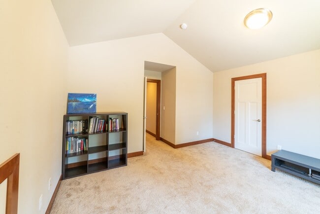 Building Photo - Large and Luxurious 2013 Built Home!