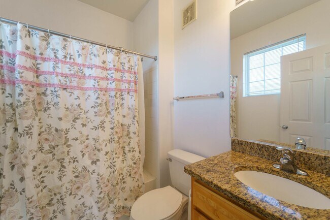 Building Photo - 3 level 2 BR 2BA condo in Fairfax Ridge