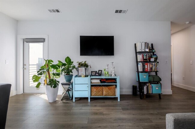 Building Photo - 2213 Poquito St