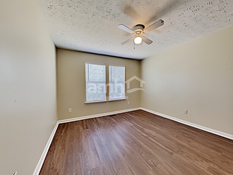 Building Photo - 227 Starlyn Dr