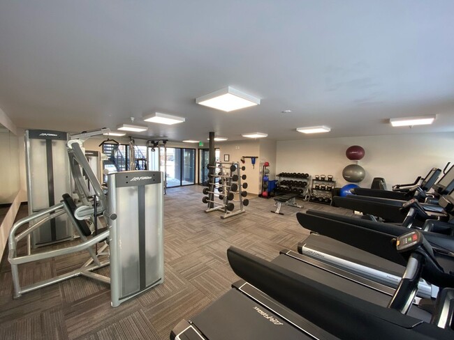 Building Photo - Ground Floor 2 Bed/2 Bath Unit with Great ...