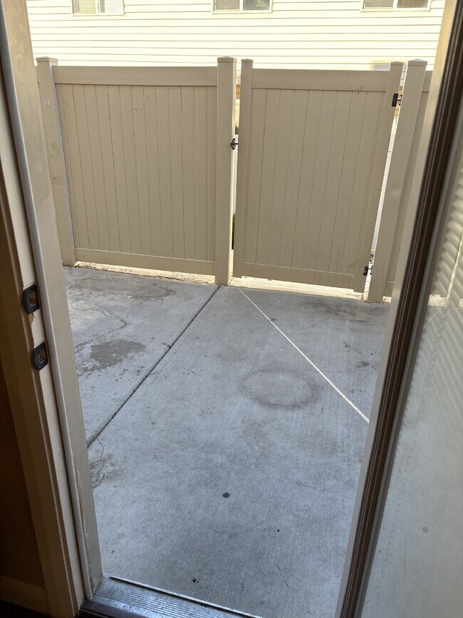 Building Photo - "Charming 3-Bed Townhouse in Cedar City – Spacious 1365 Sq Ft with 2.5 Baths!"