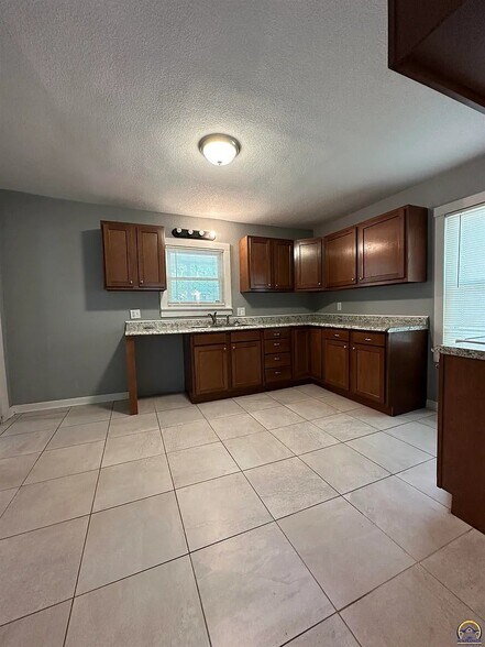 Building Photo - 3839 SW Sena Dr