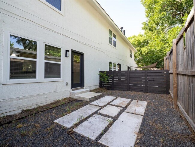 Building Photo - 210 Mockingbird Ln W
