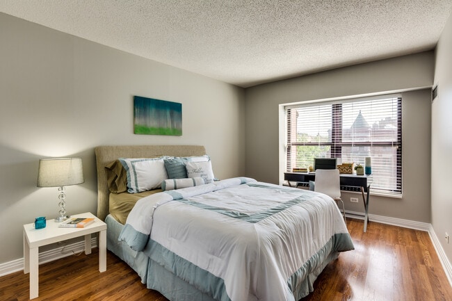 Building Photo - 350 W Belden Ave