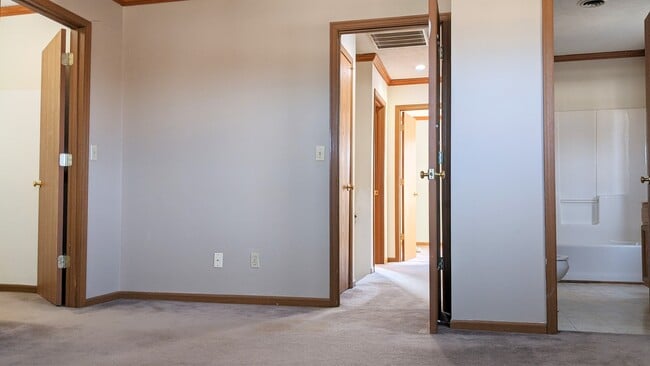 Building Photo - 296 Wintergreen Dr