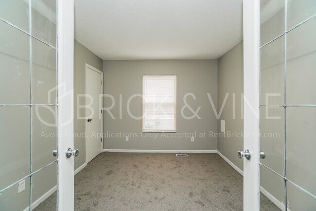 Building Photo - Home in Waltham Place w/ fenced yard & garage