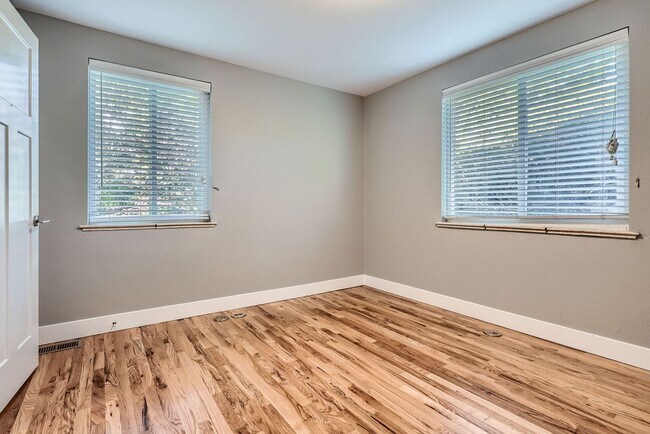 Building Photo - 4 Bed, 2 Bath Duplex in East Colfax – Brig...