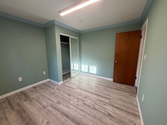 Building Photo - 2 Bedroom / 1 Bathroom / Washer & Dryer in...