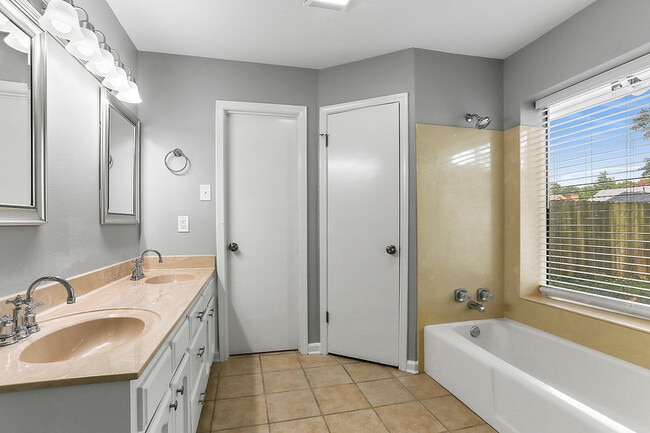 Building Photo - 4131 Country View Dr
