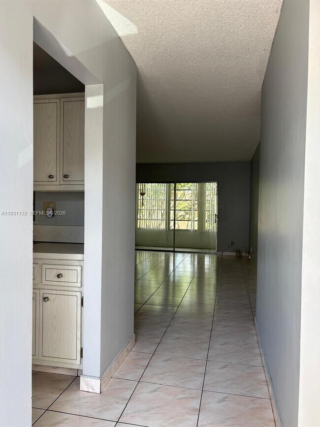Building Photo - 5181 W Oakland Park Blvd