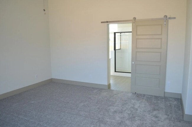 Building Photo - 2430 Bastidas Dr