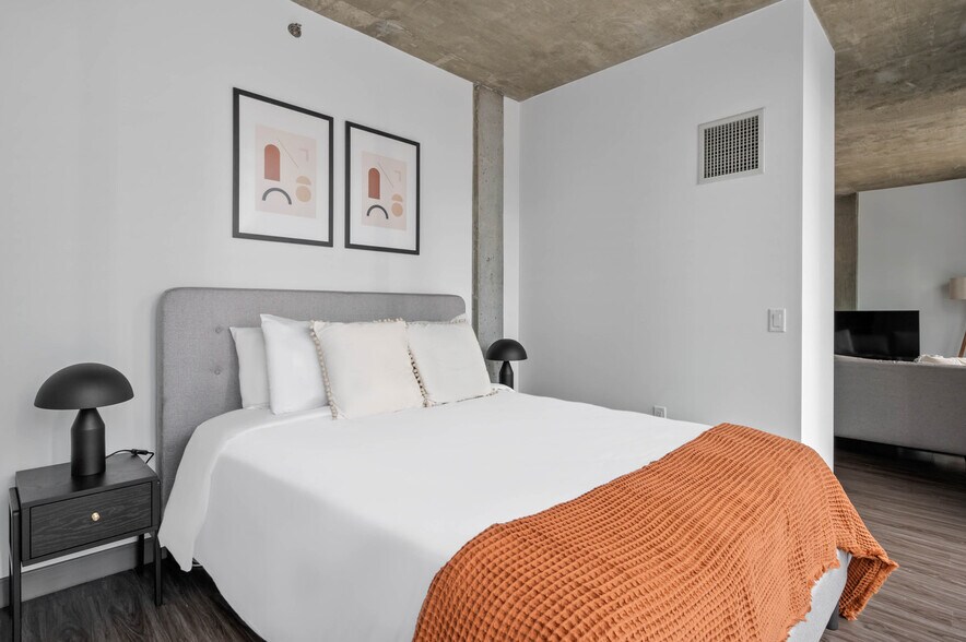 Building Photo - 215 W Lake St